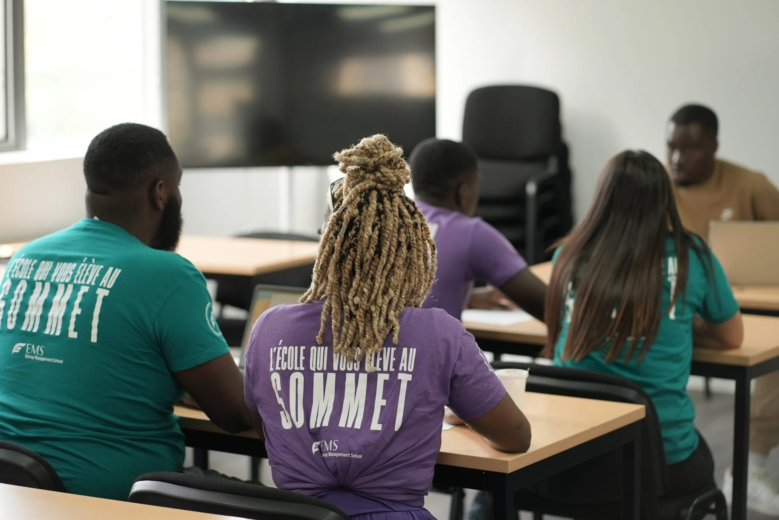 Étudiants d'EMS en t-shirt de l'école